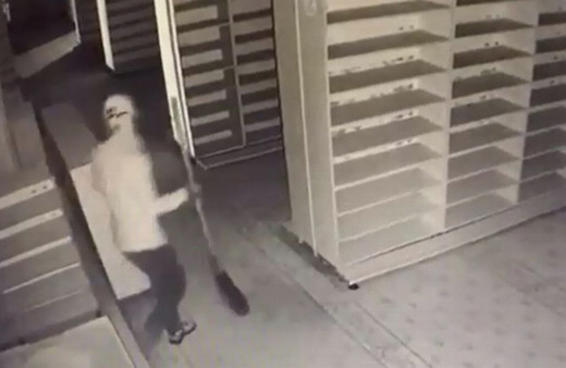 Bitlis'te caminin yardım paraları çalındı