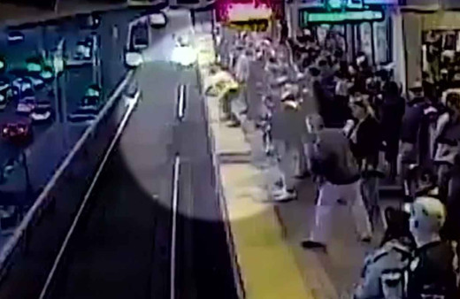 Tren gelirken raylara düşen adamı son saniyede kurtardı