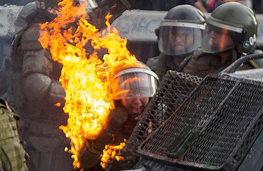 Dünya bu görüntüleri konuşuyor! Şili'deki protestolarda diri diri yandı