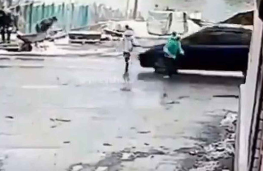 Küçük çocuk metrelerce yükseğe fırladı