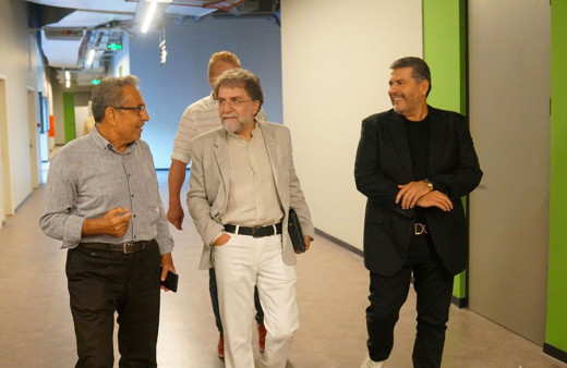 Ahmet Hakan geldi Hürriyet'in manşeti 'yayın yönetmenim değişti' diyor