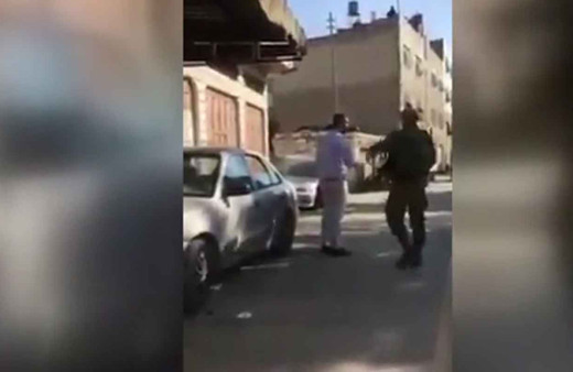 İsrail askeri Filistinli babaya çocuğunun önünde silah doğrulttu