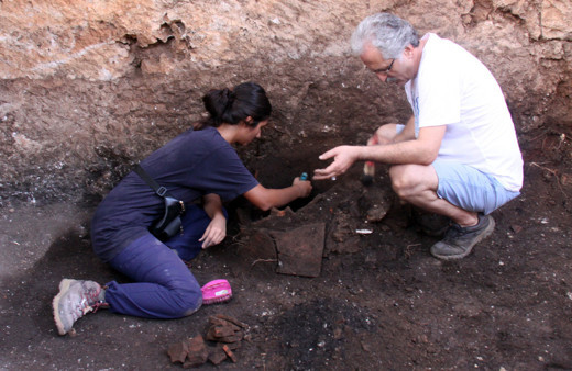 Arkeolojik kazıda bulundu kimse açamaya cesaret edemiyor içinde kara büyü var
