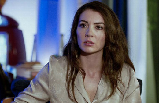 Afilli Aşk'ın Ayşe'si +18'lik pozlar verdi! Burcu Özberk dekolteyi abartınca...