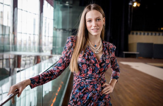 Serenay Sarıkaya'nın dudak uçuklatan fiyatlı mini elbisesi geceye damga vurdu