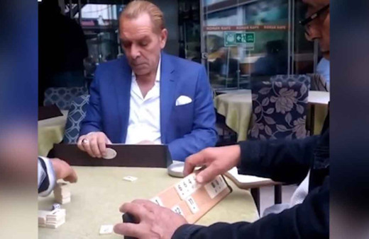 Atatürk'e benzeyen Göksel Kaya okey masasında