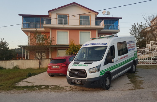 Kocaeli'de bir kişi evinin kapısında asılı bulundu