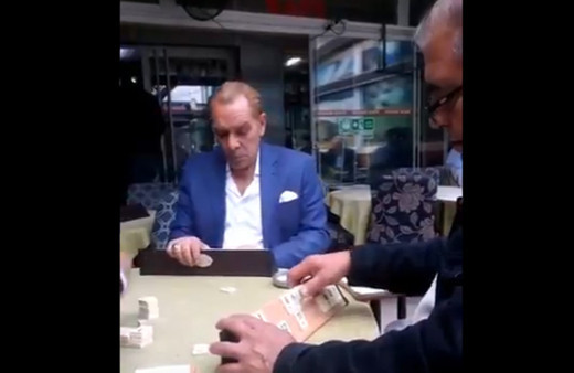 Atatürk'e benzeyen Göksel Kaya okey masasında görüntülendi