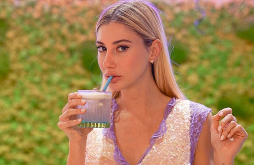 İç çamaşırı giymemiş! Şeyma Subaşı derin yırtmaçlı elbisesiyle tepki çekti