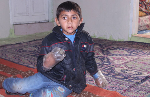 Elindeki plastik şişelerle yaşamak zorunda yoksa kendine zarar veriyor