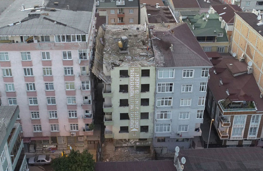 5.8'lik depremde hasar gören binanın yıkım şekli görenleri şaşırttı