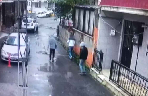 İstanbul’da güpegündüz evlere dadanan hırsızlar kamerada