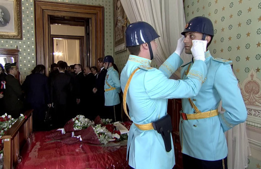 Atatürk Dolmabahçe Sarayı'nda anıldı Nöbetteki polis gözyaşlarını tutamadı