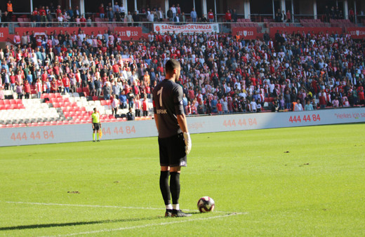 Futbolcular maç oynanırken 1 dakikalık saygı duruşunda bulundu