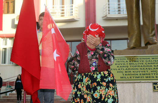 Türkiye'de saat 09.05'te hayat durdu Atatürk için saygı duruşunda bulunuldu