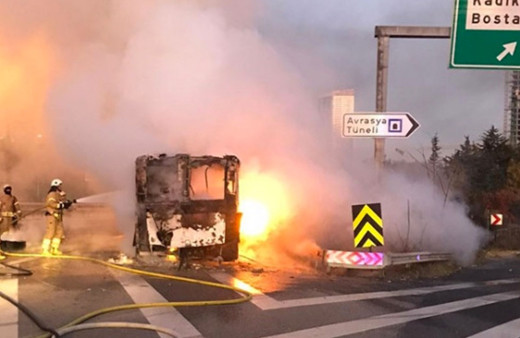 TEM Otoyolu'nda otobüs alev alev yandı
