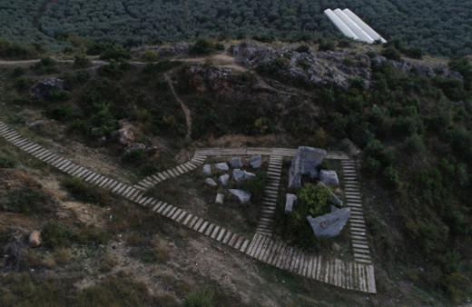 Helenistlik dönemine ait tek olan 2200 yıllık kral mezarına spreyle yazı yazdılar