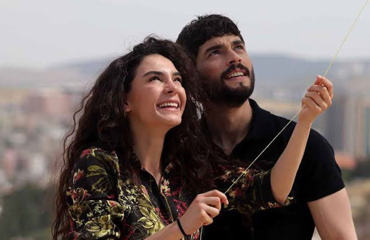 Hercai'nin Reyyan'ı Ebru Şahin 'Al Ömrümü' türküsünü söyleyip mest etti