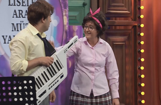 Güldür Güldür Naime meğer çok seksiymiş! Mini elbisesine bakın