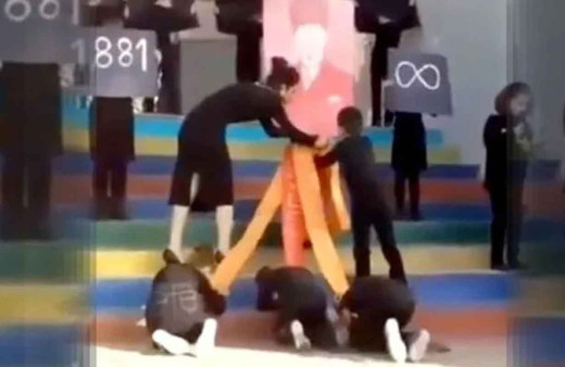 Çocukları Atatürk posteri önünde secdeye yatırdılar! Görüntülere tepki yağdı