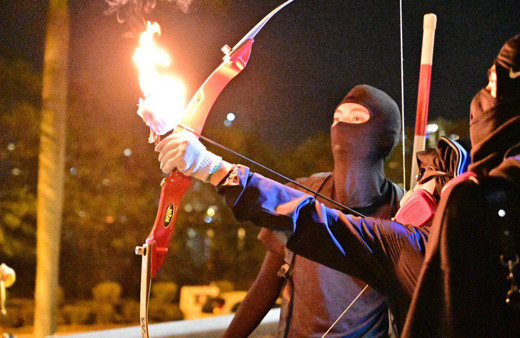 Hong Kong'da eylemciler polise ateşli ok fırlattı