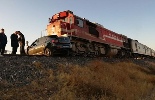 Elazığ'da feci kaza! Tren otomobile çarptı: 2 ölü