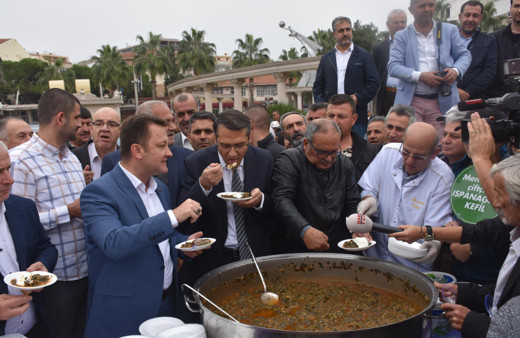 Bedava baldan tatlıdır! Kazanlarla ıspanak pişirdiler duyan koştu