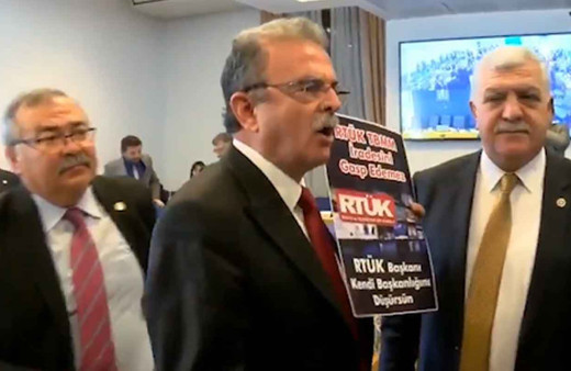 CHP'den RTÜK Başkanı  Ebubekir Şahin'e Meclis'te protesto
