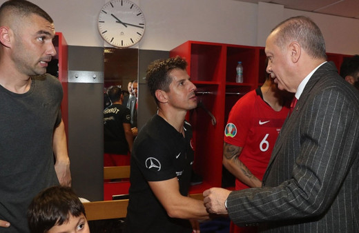 Cumhurbaşkanı Erdoğan soyunma odasına inerek Millileri kutladı