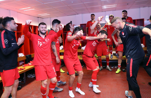 Milli futbolcular soyunma odasında misket oynadı