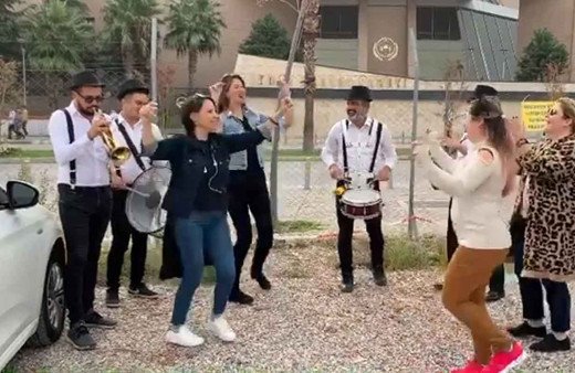 3.5 yıl sonra eşinden boşandı Bando takımı Erik Dalını çaldı