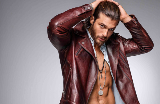 Can Yaman dansözle karşılıklı göbek atıp göğsüne para taktı