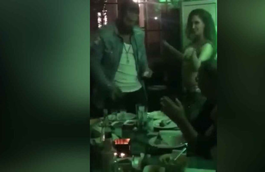 Oyuncu Can Yaman, dansözle karşılıklı göbek attı