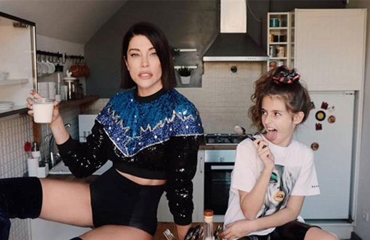 Deniz Akkaya ve Efe Önbilgin kızları Ayşe'nin bikinili pozları nedeniyle davalık oldu