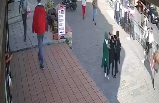 Başörtülü genç kızı darbeden kadın tutukladı