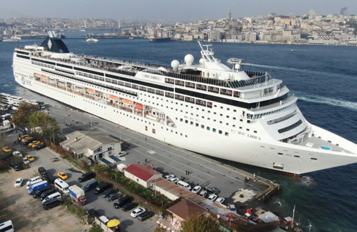 İstanbul ekonomisine doping! Devasa kruvaziyeri boğazda görenlerin ağzı açık kaldı
