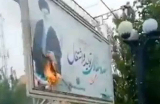 İran'da Hamaney'in posterini yaktılar