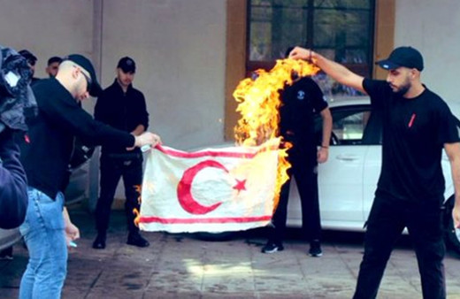 Rumlardan skandal hareket! Irkçı eylemde KKTC bayrağı yakıldı