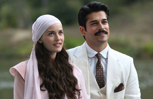 Burak Özçivit ve Fahriye Evcen 7 aylık bebeğe okul bakıyor fiyatı şaşırttı