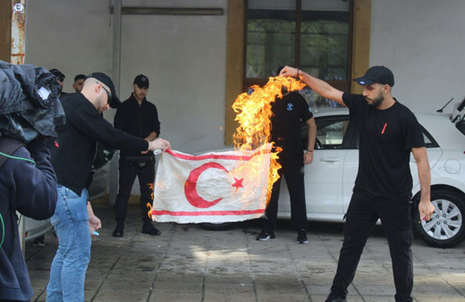 KKTC Başbakanı Ersin Tatar'dan bayrak yakan Rumlara sert tepki