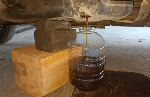 Otomobilin yakıt deposundan kaçak bal çıktı