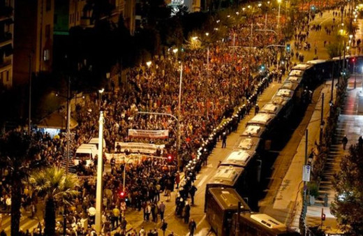 Yunanistan'da çarpıcı görüntüler! ABD bayrağı yaktılar