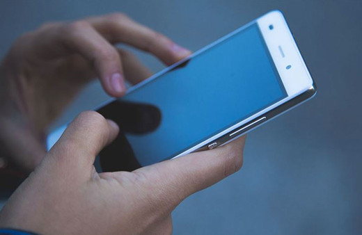 Çin'de gece boyunca telefonla oynayan kişi kör oldu