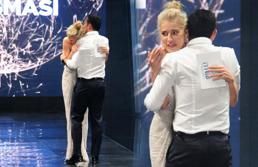 Mustafa Sandal Burcu Esmersoy'u itirafıyla kaçırdı Alara Koçibey'i öpücüklere boğdu