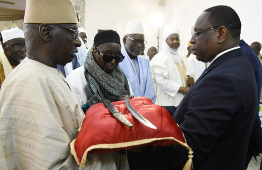 Fransa Senegal'e ait tarihi kılıcı iade etti