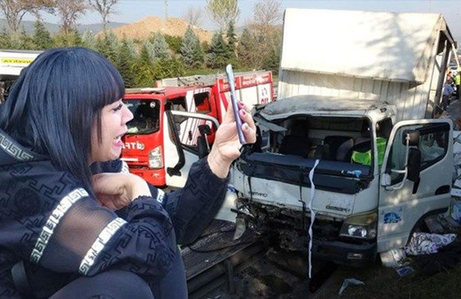 Kamyonla turistleri taşıyan midibüs çarpıştı: 2'si ağır 5 yaralı