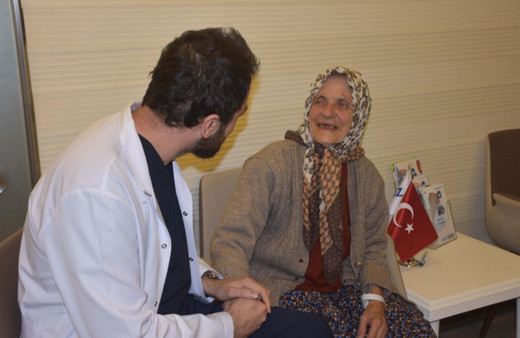 92 yaşındaki Hayriye nine 7 yıl sonra yeniden görüyor