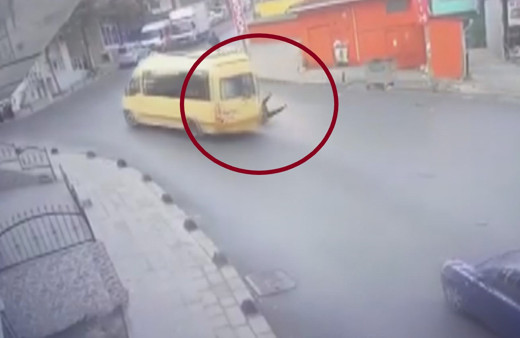 İstanbul Küçükçekmece'de liseli kız kapısı açık ilerleyen minibüsten düştü