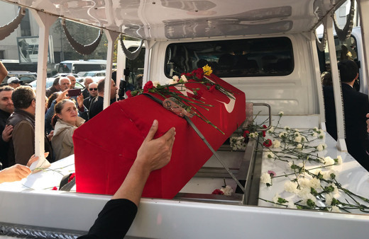 Yıldız Kenter'in cenazesinde gözler kızını aradı ünlüler cenazeye akın etti