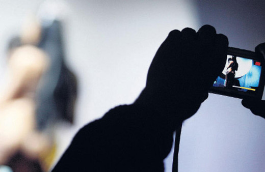 Facebook'a intikam pornosu ihbarı yağıyor! Ayda 500 binden fazla